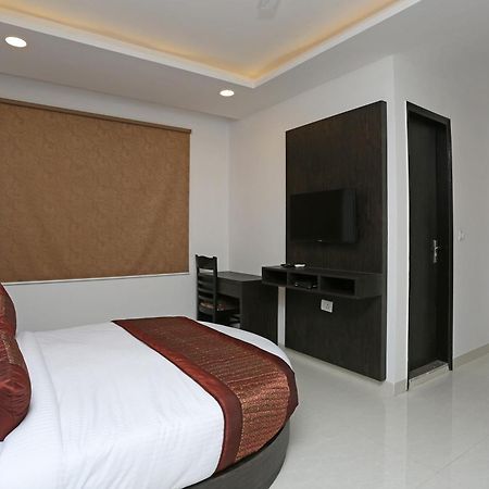 Hotel O M Suites New Delhi Exterior photo