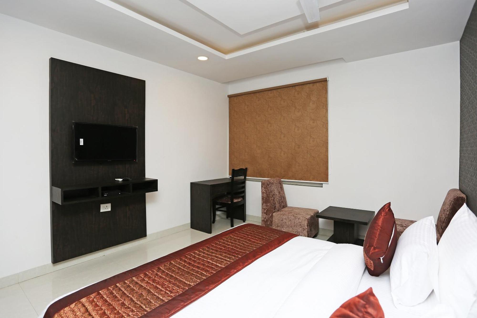 Hotel O M Suites New Delhi Exterior photo