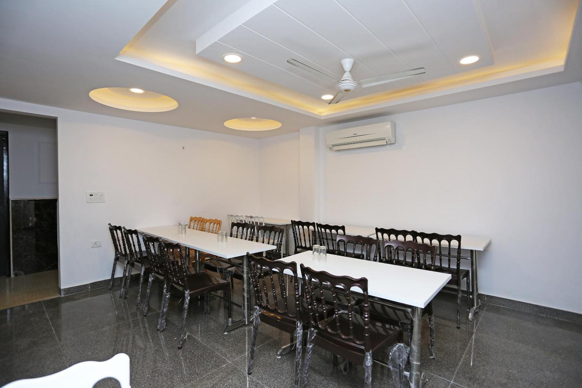 Hotel O M Suites New Delhi Exterior photo